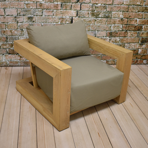 Houten lounge fauteuil met taupe kussens -