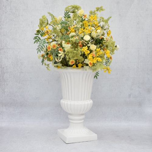 vaas met gele zijden decoratie -